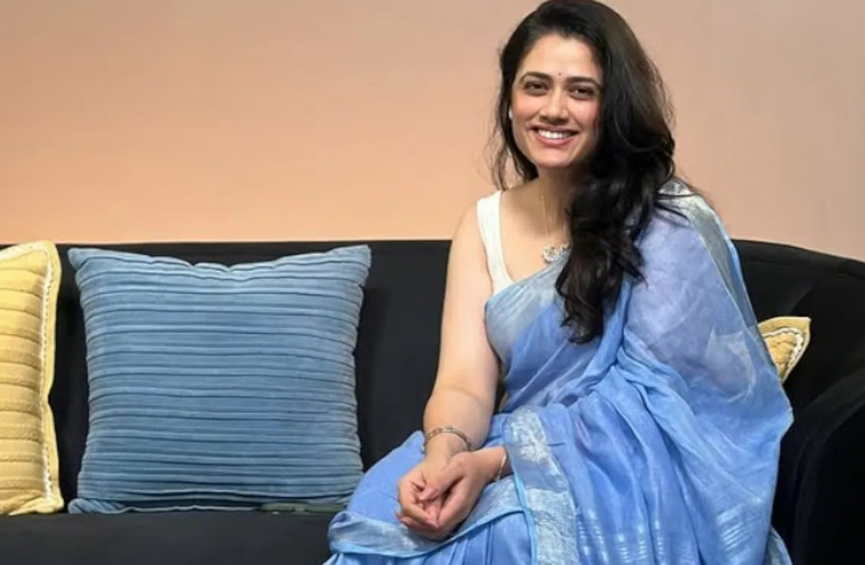 Girija Oak: The blue saree woman, the internet’s new viral sensation Girija Oak: The blue saree woman, the internet's new viral sensation